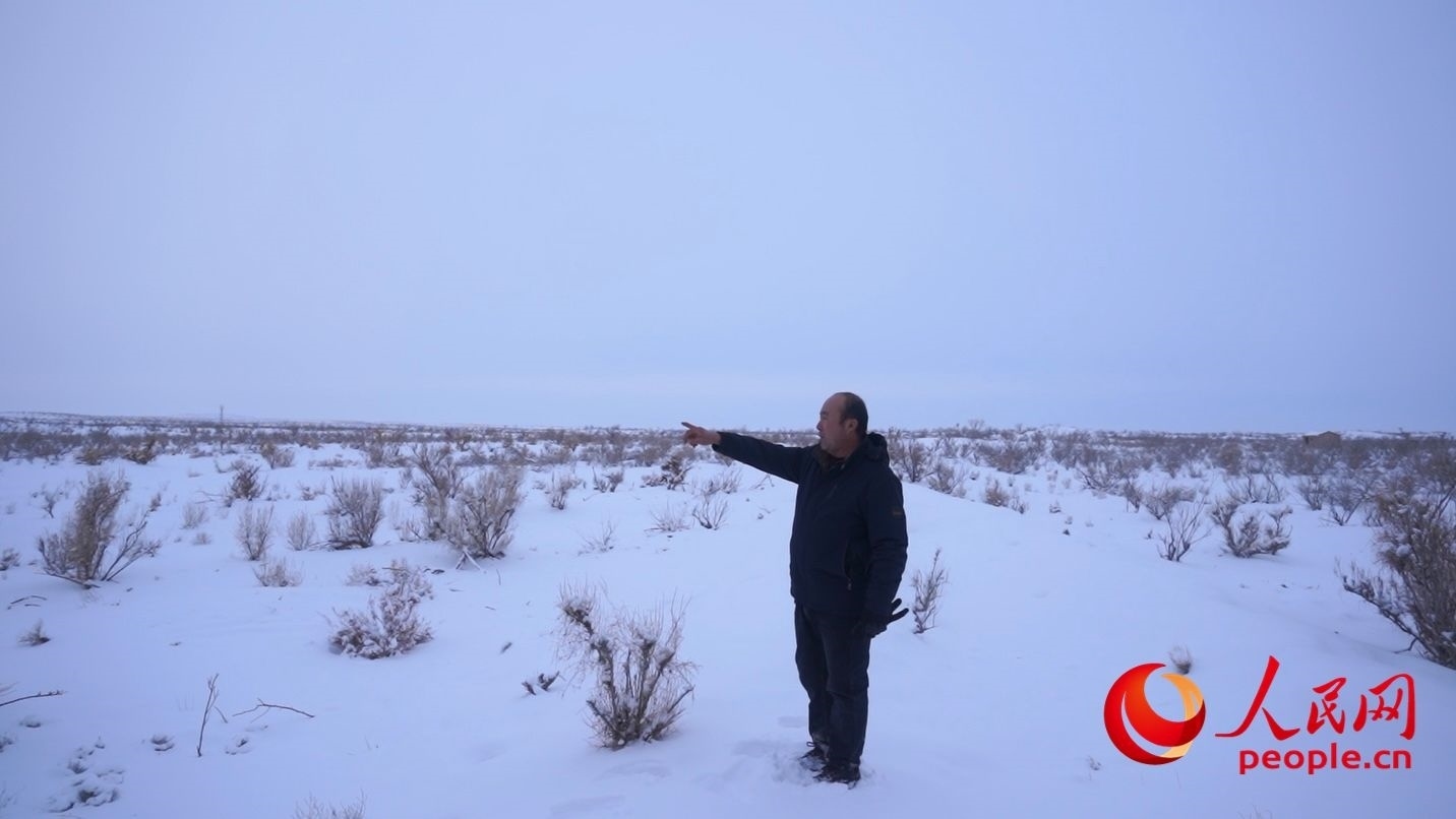 馬曉華向采訪團(tuán)介紹林場(chǎng)情況。人民網(wǎng) 周靜圓攝