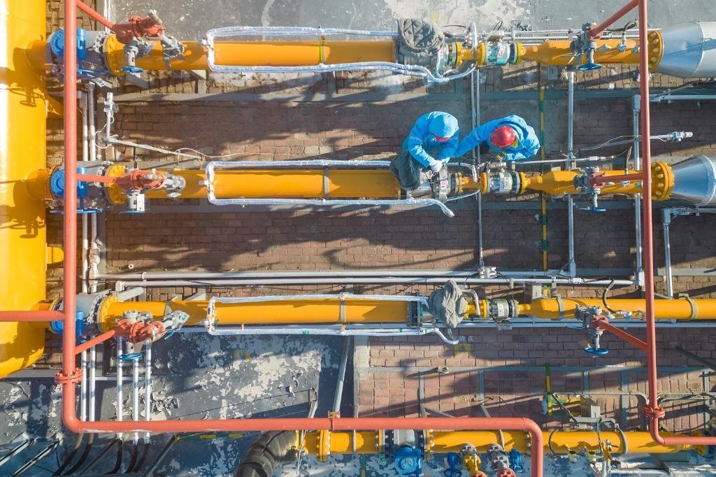 12月17日，黑龍江省哈爾濱市中慶燃氣有限責(zé)任公司成高子門站的工作人員在進行設(shè)備巡檢，保障燃氣供應(yīng)（無人機照片）。 新華社記者 張濤 攝