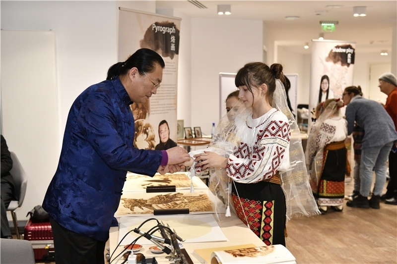 圖為羅馬尼亞小學(xué)生在現(xiàn)場(chǎng)體驗(yàn)烙畫。 布加勒斯特中國(guó)文化中心供圖