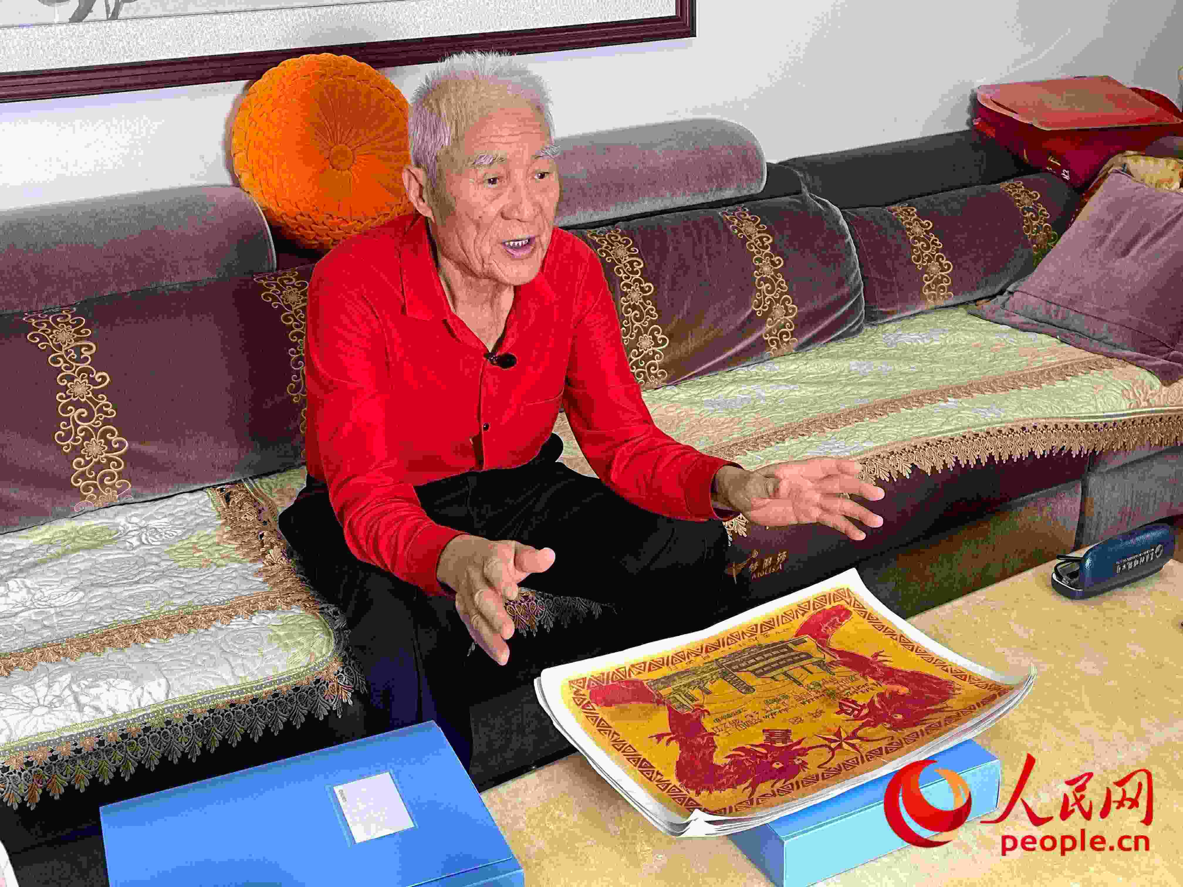 馬太生向采訪(fǎng)團(tuán)講述自己獲得獎(jiǎng)狀的經(jīng)歷。人民網(wǎng) 周靜圓攝