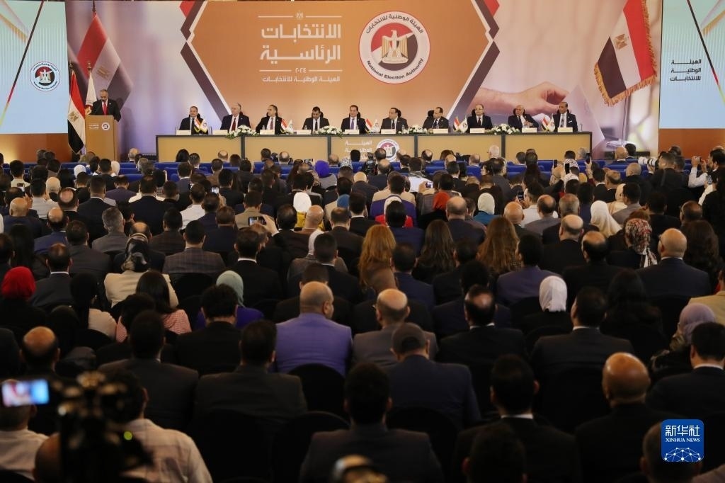 這是12月18日在埃及首都開羅拍攝的埃及全國選舉委員會新聞發(fā)布會現(xiàn)場。新華社發(fā)（艾哈邁德·戈馬攝）