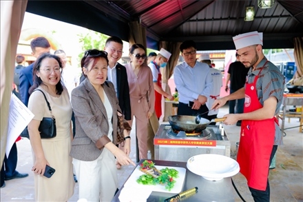 嘉賓現(xiàn)場觀摩。阿聯(lián)酋上海總商會暨同鄉(xiāng)會供圖