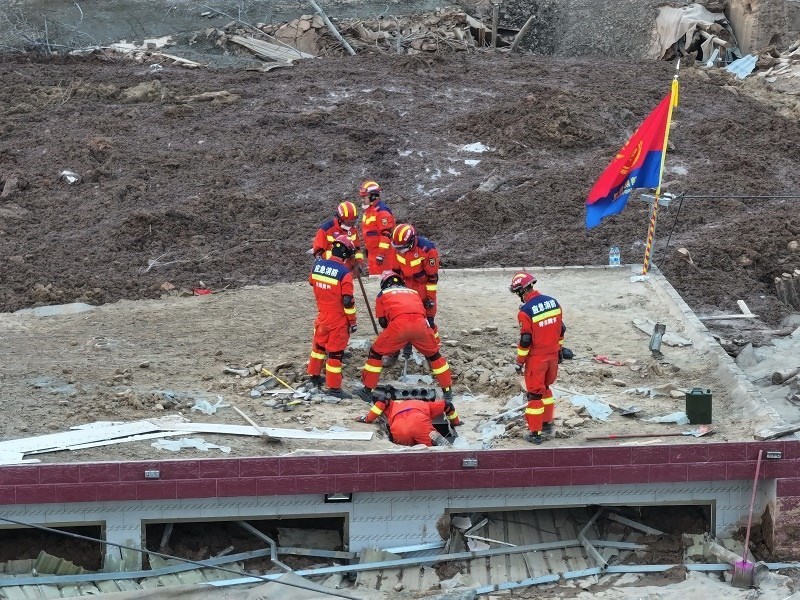 救援人員在現(xiàn)場。賀勇攝。