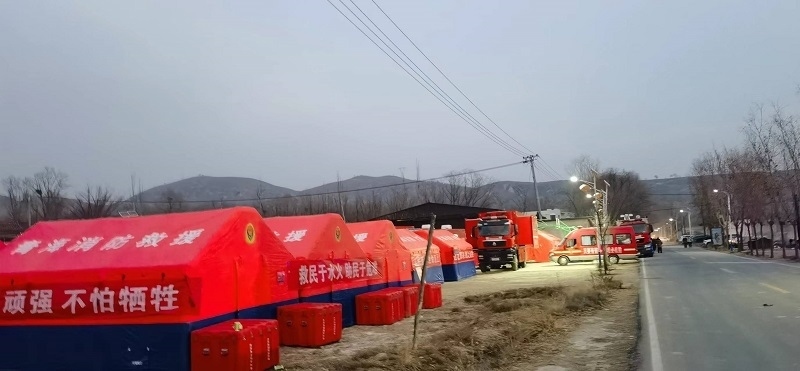 救災隊員現(xiàn)場扎起了帳篷。王梅攝。