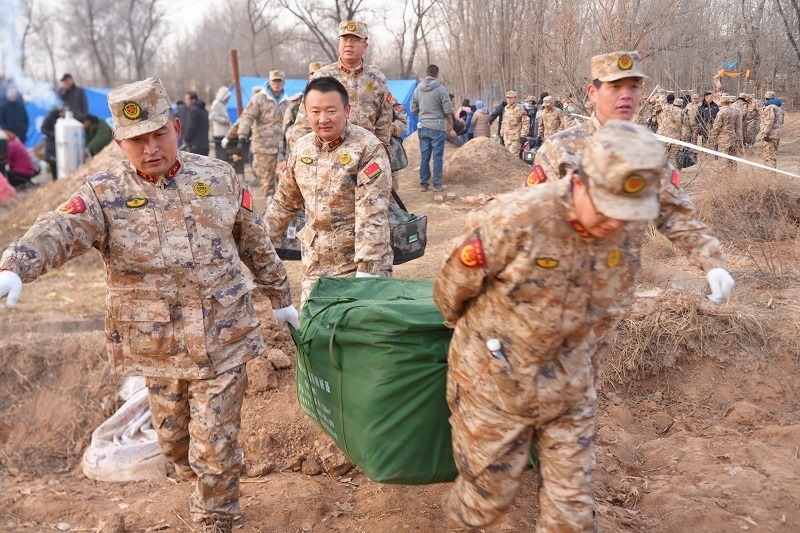 救援人員正在現(xiàn)場緊急搬運物資。賀勇攝。