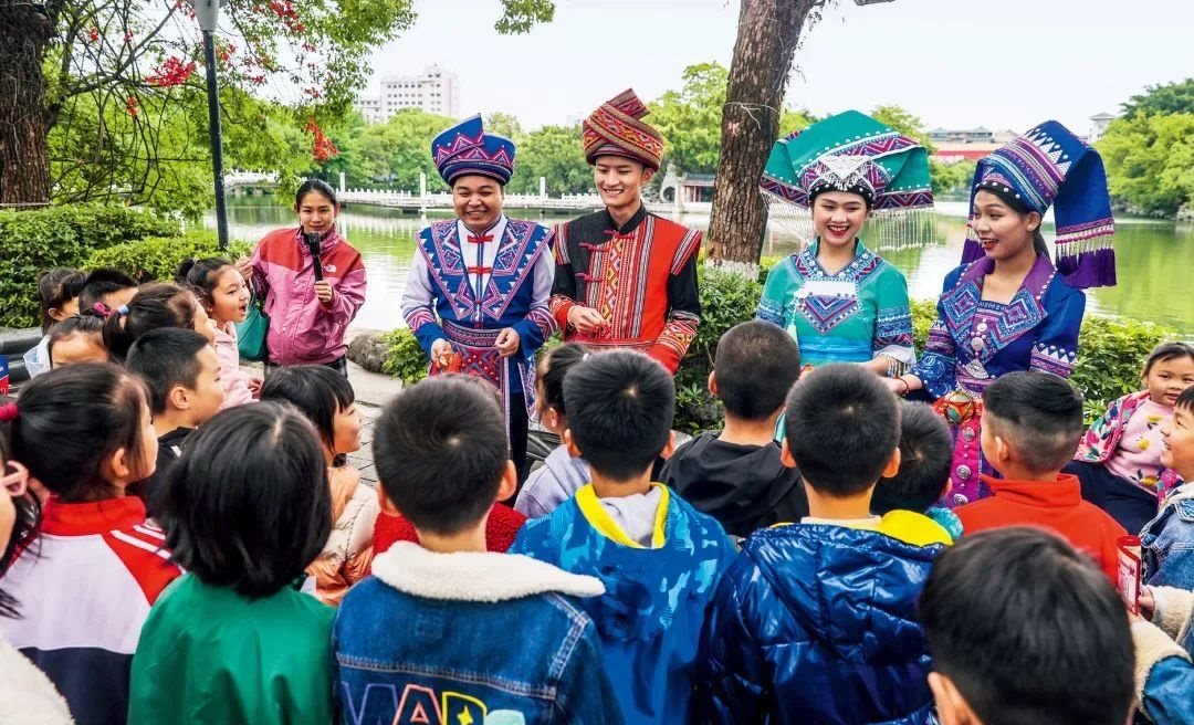 2023年4月25日，廣西桂林，“網(wǎng)絡(luò)法治宣傳一條街”在榕湖景區(qū)古南門“開街”，身穿民族服裝的工作人員演唱山歌向青少年普及網(wǎng)絡(luò)法治知識。