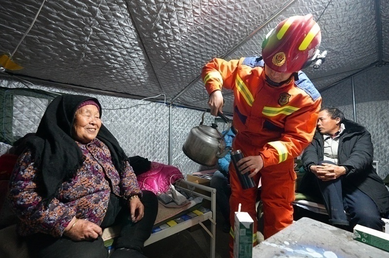 村民龔尕芳與消防員交流。賀勇攝。