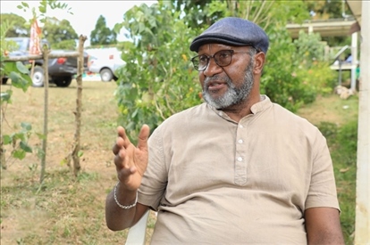 2023年12月18日，瓦努阿圖共和國總理夏洛特·薩爾維在瓦努阿圖公路項目二期馬勒庫拉段的移交儀式現(xiàn)場接受人民網(wǎng)采訪。人民網(wǎng) 賀吉攝