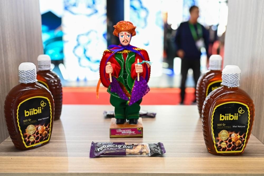 2023年11月8日在第六屆進博會上拍攝的尼加拉瓜蜂蜜產品。