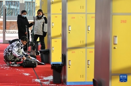 12月21日，游客在滑雪服務(wù)大廳整理滑雪裝備。