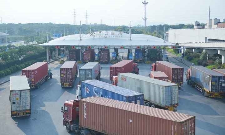 義烏海關排隊等待出關的車輛。共享聯(lián)盟·義烏 吳峰宇 攝