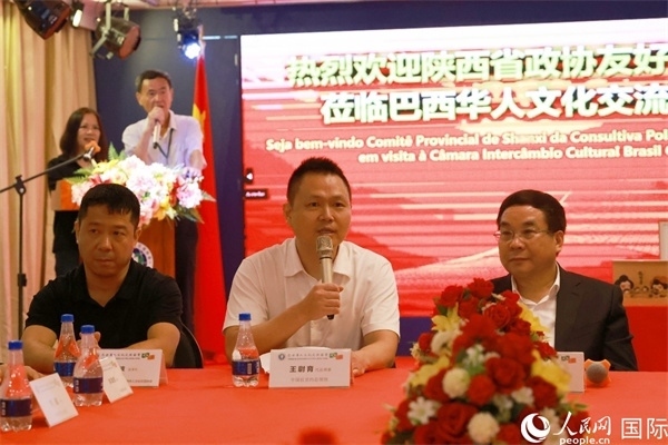 中國(guó)駐里約熱內(nèi)盧代總領(lǐng)事王尉育（中）在座談會(huì)中致辭。人民網(wǎng)記者 陳海琪攝