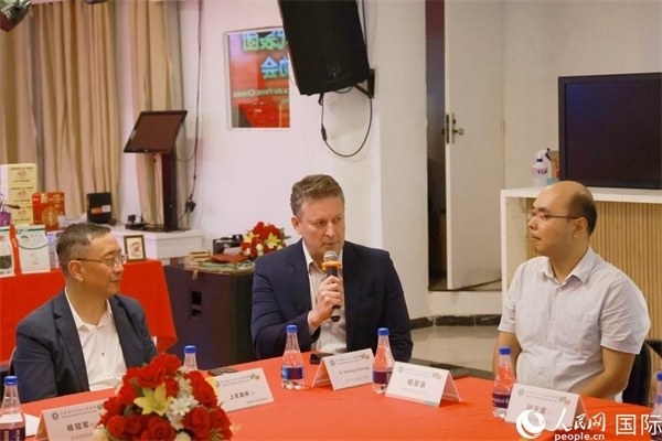 巴西中國(guó)友好協(xié)會(huì)主席恩里克·諾布雷加（中）在座談會(huì)中發(fā)言。人民網(wǎng)記者 陳海琪攝