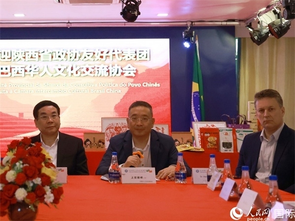 巴西華人文化交流協(xié)會(huì)主席上官建峰（中）在座談會(huì)上發(fā)言。人民網(wǎng)記者 陳海琪攝