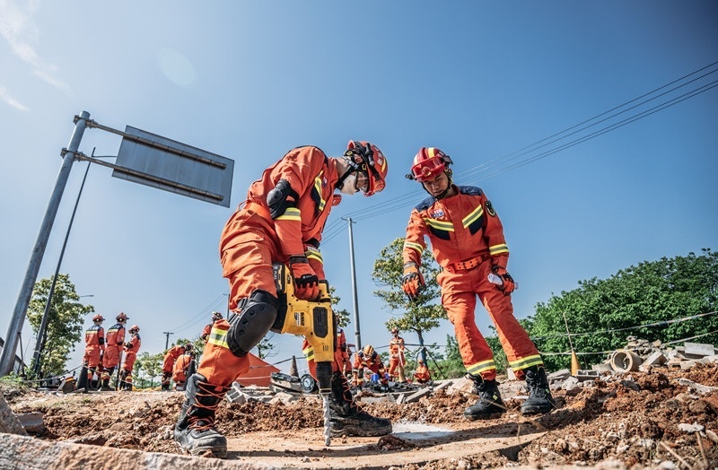 周彩琪和隊友在救援現(xiàn)場。受訪者供圖