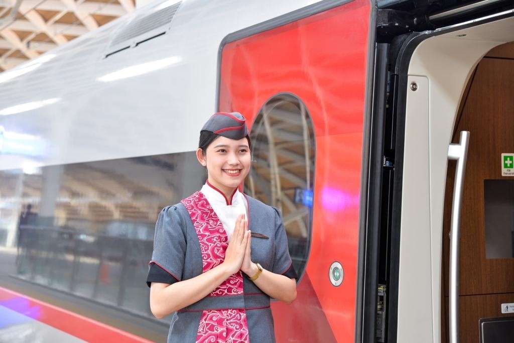 12月12日，乘務人員在印度尼西亞雅加達的哈利姆車站站臺歡迎乘坐雅萬高鐵的乘客。新華社記者徐欽攝