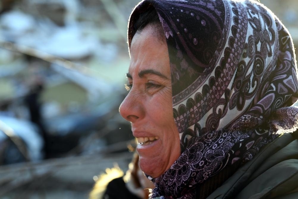 2月8日，在土耳其哈塔伊的一處地震廢墟，當?shù)鼐用竦却H人的消息。新華社記者沙達提攝