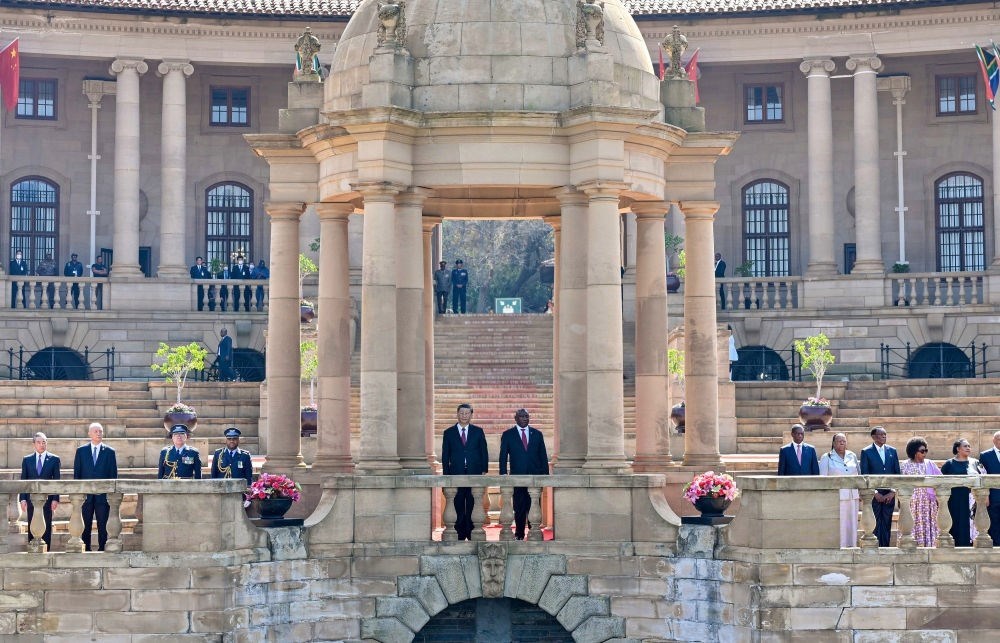 當(dāng)?shù)貢r(shí)間8月22日上午，正在南非進(jìn)行國(guó)事訪(fǎng)問(wèn)的國(guó)家主席習(xí)近平在比勒陀利亞總統(tǒng)府同南非總統(tǒng)拉馬福薩會(huì)談。會(huì)談前，拉馬福薩在總統(tǒng)府廣場(chǎng)為習(xí)近平舉行歡迎儀式。新華社記者 殷博古 攝