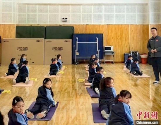 逸陽(yáng)文思學(xué)校學(xué)生正在進(jìn)行運(yùn)動(dòng)恢復(fù)矯正訓(xùn)練。<a target='_blank' href='/' ><p align=