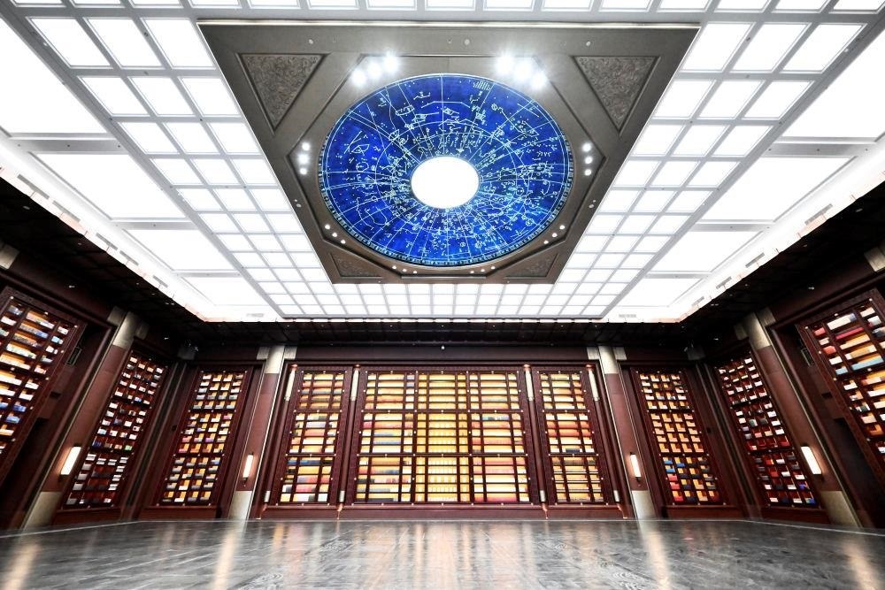 △中國國家版本館中央總館“文瀚閣”內景。星空穹頂上是一幅宋代石刻天文圖，傳遞著“文瀚閣”的寓意：中華文明如星空般浩瀚璀璨。