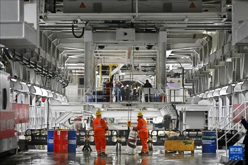 12月30日，建設(shè)者在青島膠州灣第二隧道工程南線主線隧道盾構(gòu)掘進現(xiàn)場作業(yè)。新華社記者 李紫恒 攝