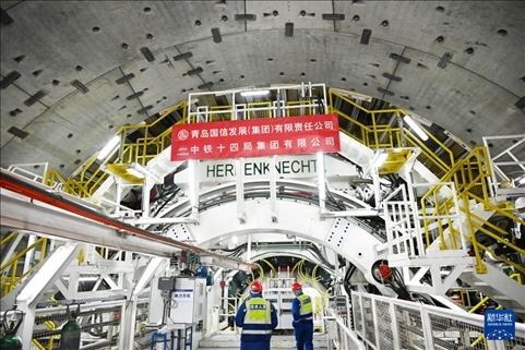 12月30日，中鐵十四局技術(shù)人員在盾構(gòu)掘進開始前檢查“海天號”盾構(gòu)機。新華社記者 李紫恒 攝