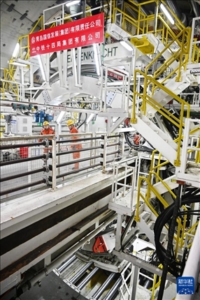 12月30日，建設(shè)者在青島膠州灣第二隧道工程南線主線隧道盾構(gòu)掘進現(xiàn)場作業(yè)。新華社記者 李紫恒 攝