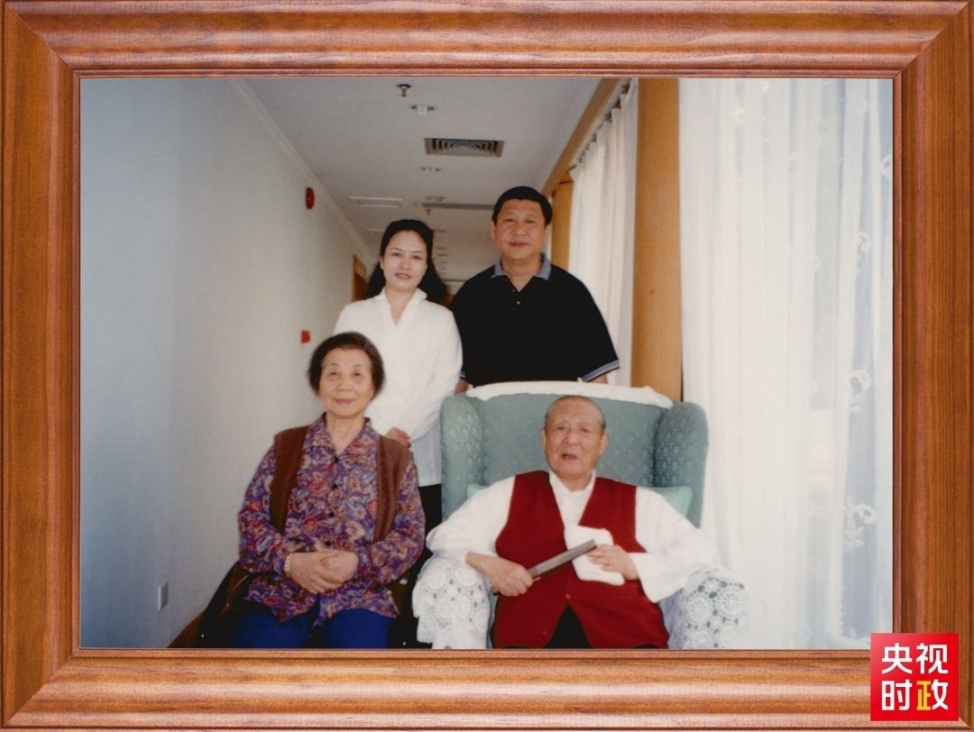 △這是習近平夫婦同父親習仲勛、母親齊心的合影。這張照片第一次出現(xiàn)在他的書架上。