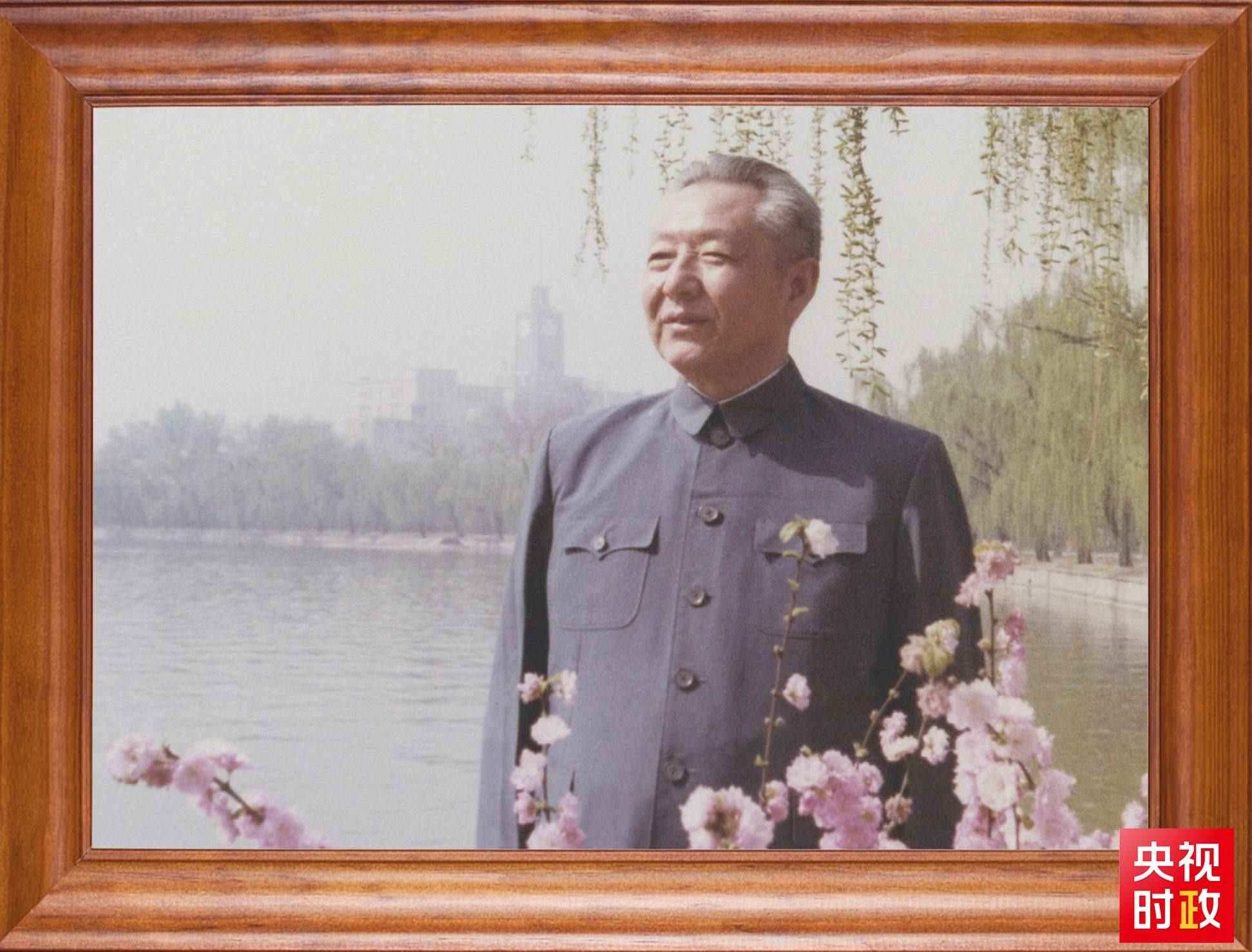 △這是習近平父親習仲勛同志的照片。2023年10月15日，是習仲勛同志誕辰110周年紀念日。這張照片第一次出現(xiàn)在他的書架上。