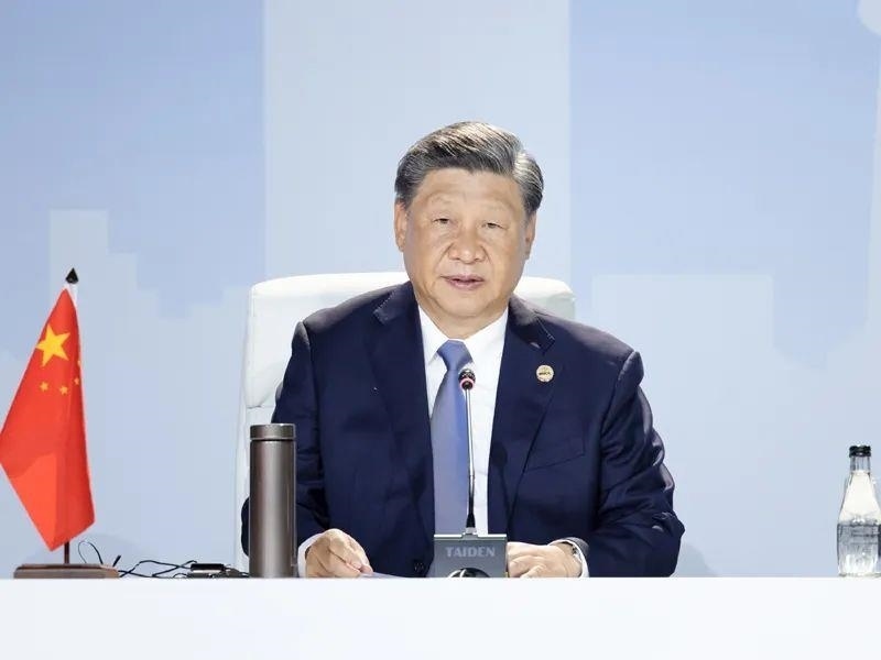 當(dāng)?shù)貢r間8月24日，習(xí)近平主席在南非約翰內(nèi)斯堡出席金磚國家領(lǐng)導(dǎo)人第十五次會晤特別記者會。