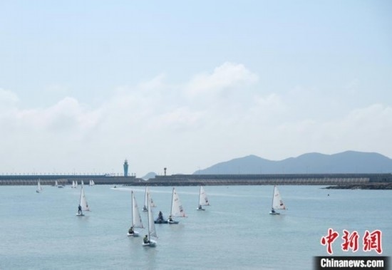 浙江象山，杭州亞運會帆船項目運動員揚帆起航。林波 攝