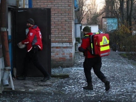  2023年11月25日，烏克蘭紅十字會救援人員在基輔市一棟遭空襲的居民樓實施清理和救助工作。新華社發(fā)（羅曼·佩圖什科夫攝）