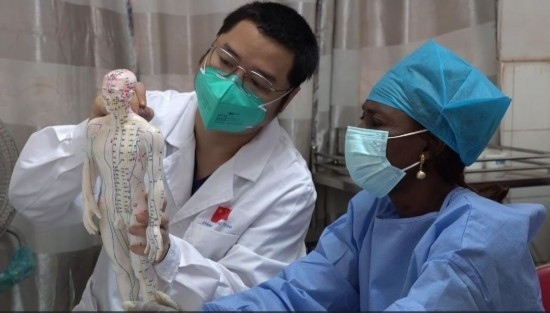 嘉興市中醫(yī)醫(yī)院郝亞波給當?shù)刂种v解中醫(yī)經(jīng)絡。新華社發(fā)