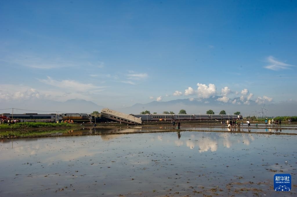 ?這是1月5日在印度尼西亞西爪哇省拍攝的列車相撞事故現(xiàn)場(chǎng)。新華社發(fā)（塞提安賈爾攝）