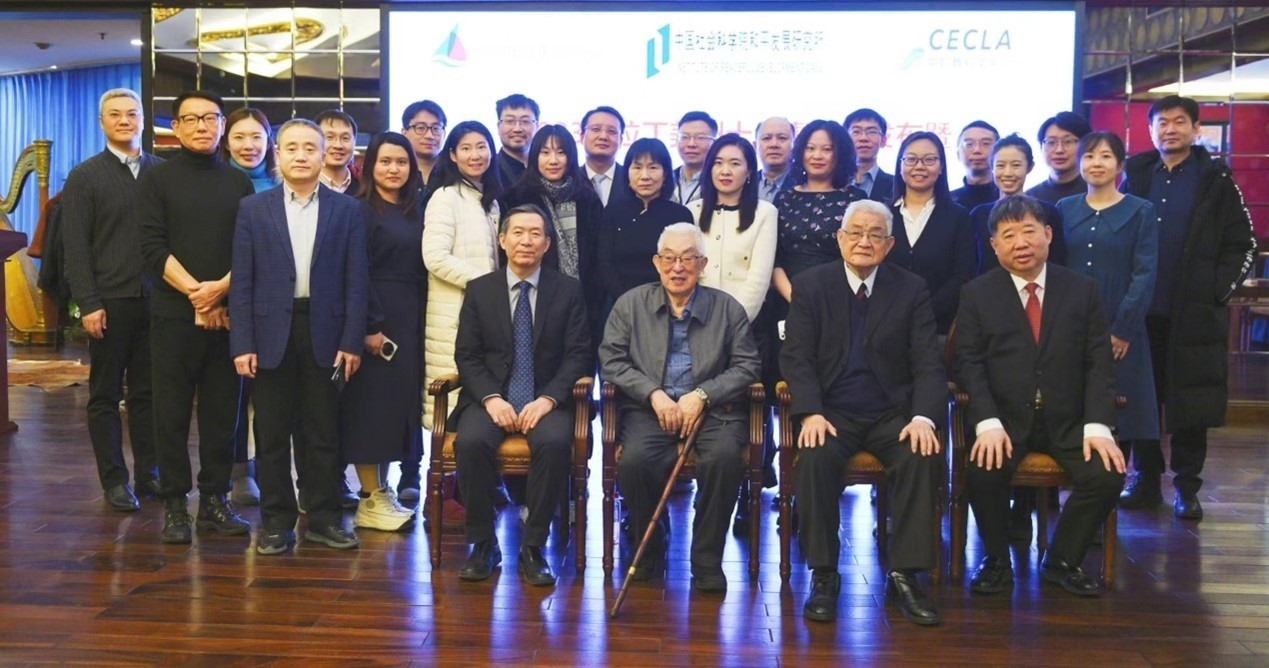 與會專家學(xué)者舉行合影。主辦方供圖