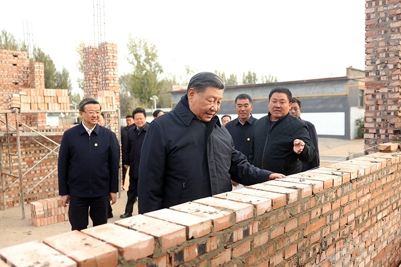 2023年11月10日，習(xí)近平總書記在河北保定涿州市刁窩鎮(zhèn)萬全莊村房屋重建施工現(xiàn)場(chǎng)考察。