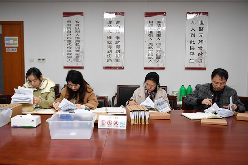 2020年1月8日，浙江寧波市北侖區(qū)紀(jì)委工作人員在檢查北侖區(qū)大數(shù)據(jù)發(fā)展管理中心2019年的公款消費(fèi)票據(jù)，查找是否存在違規(guī)問題。