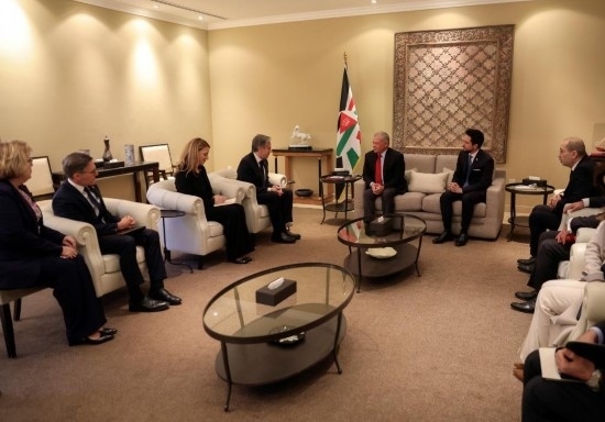 1月7日，約旦國(guó)王阿卜杜拉二世（中右）在安曼會(huì)見到訪的美國(guó)國(guó)務(wù)卿布林肯（中左）。新華社發(fā)（約旦王宮供圖）