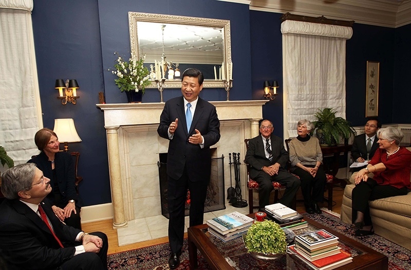 習(xí)近平2012年訪美時(shí)與老朋友敘舊場(chǎng)景。