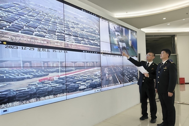 海關(guān)關(guān)員視頻巡查出口汽車場地。李進(jìn)攝