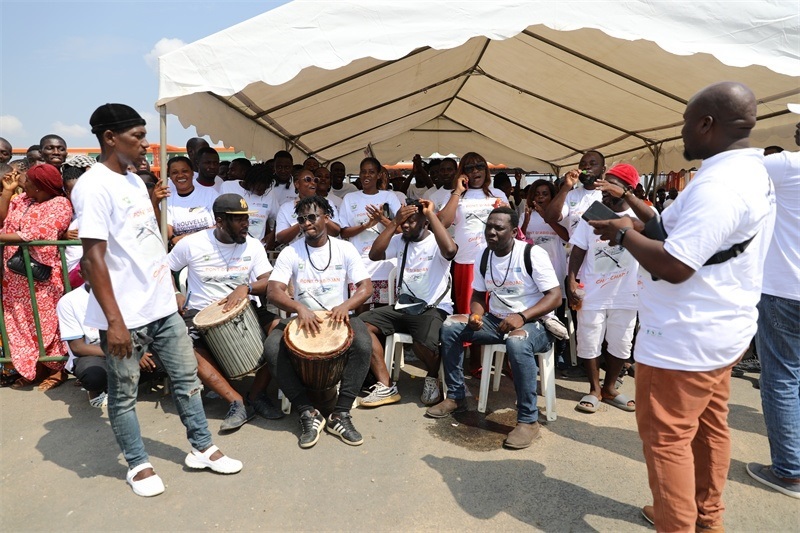 當地民眾慶祝通車。中建國際中西非公司供圖。