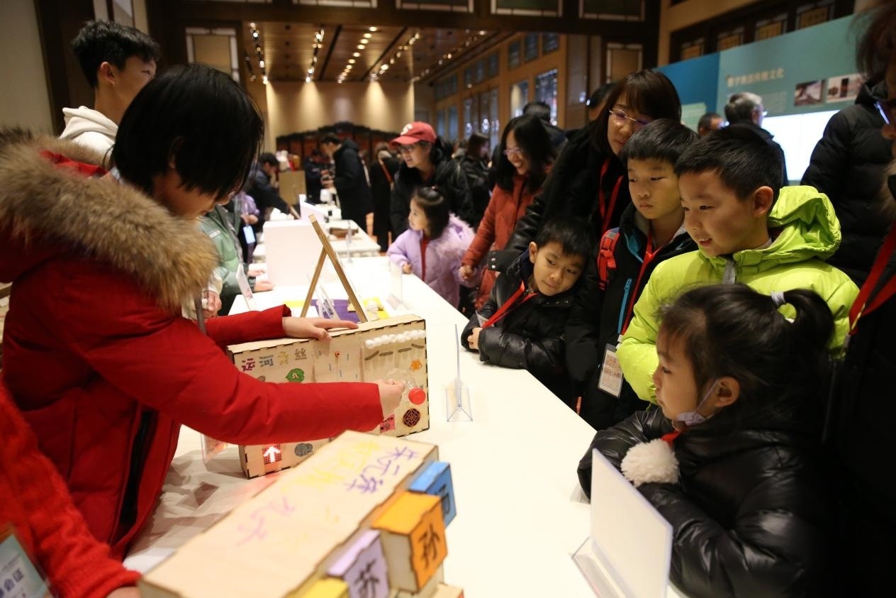 學(xué)生現(xiàn)場(chǎng)演示科創(chuàng)作品。主辦方供圖