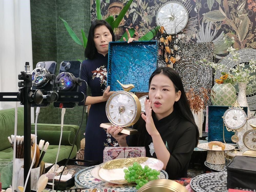 △在廣西防城港東興市一個電商直播間里，主播在進行活動推介。