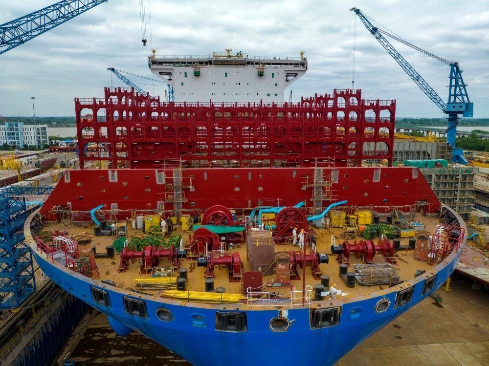 △2023年5月7日，江蘇揚州中遠海運重工有限公司工人在作業(yè)。