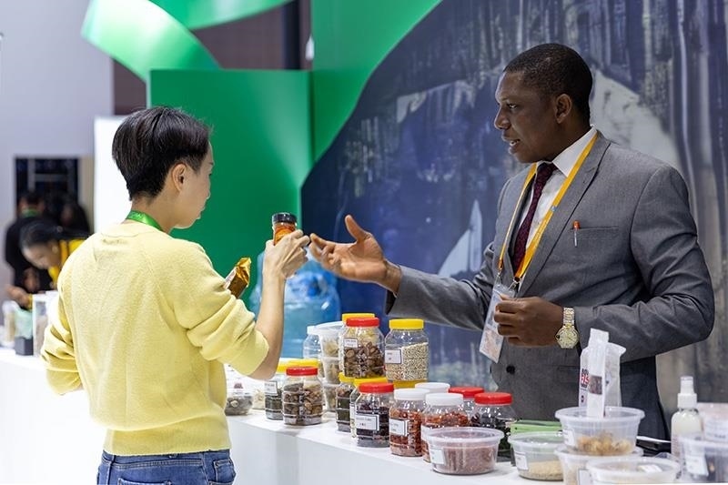△2023年11月7日，在進博會國家館尼日利亞館，展商介紹尼日利亞產品。