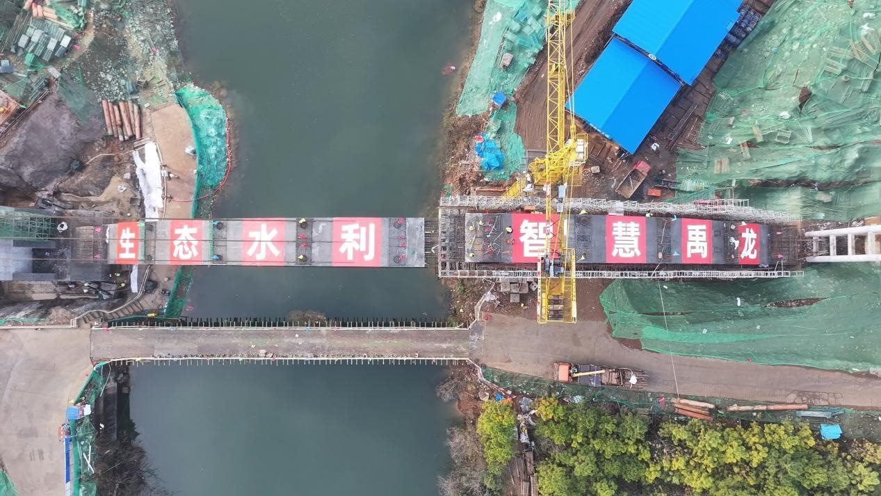 漳河灌區(qū)響水洞渡槽轉(zhuǎn)體合龍。受訪者供圖