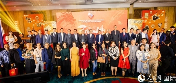 出席駐菲律賓使館2024年新年媒體沙龍部分嘉賓代表合影。人民網(wǎng)記者樊帆 攝