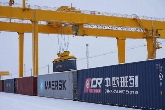 霍爾果斯口岸鐵路換裝場內(nèi)正在進行集裝箱換裝作業(yè)。（受訪單位供圖）