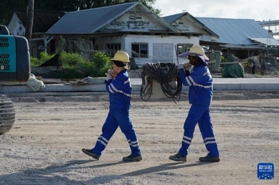 1月18日，工作人員在瑙魯艾沃港碼頭升級改造項目工地工作。新華社記者 王申 攝