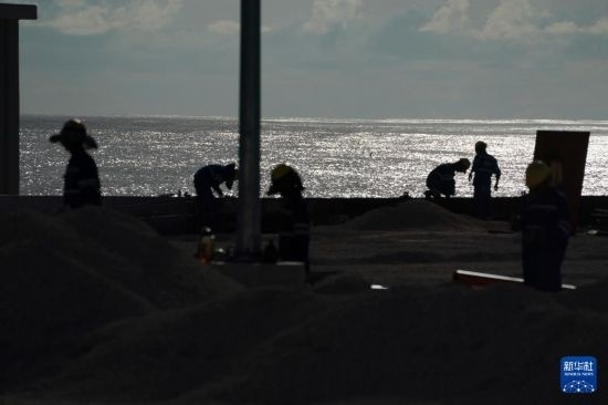 1月18日，工作人員在瑙魯艾沃港碼頭升級改造項目工地工作。新華社記者 王申 攝